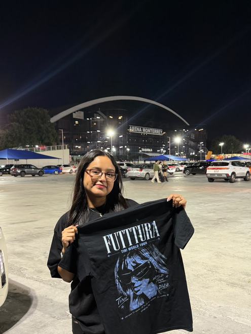 Cliente con playera Futttura en Arena Monterrey