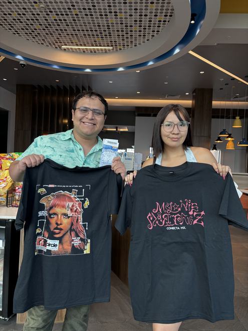 Clientes con playeras de Melanie Martinez
