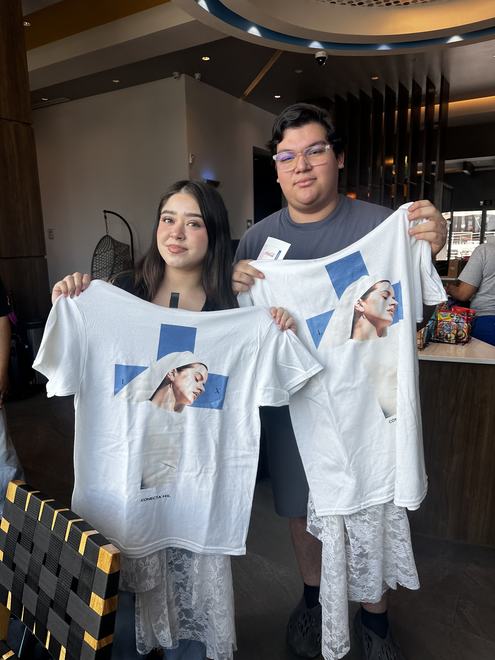 Clientes con playeras de Rosalía Lux