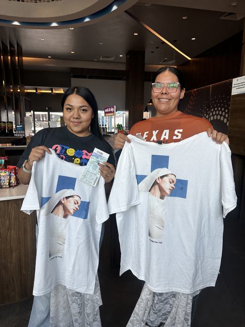 Clientas con playeras de Rosalía Lux