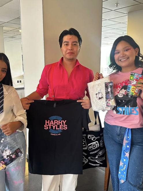 Cliente de Cuarto Piso con su playera