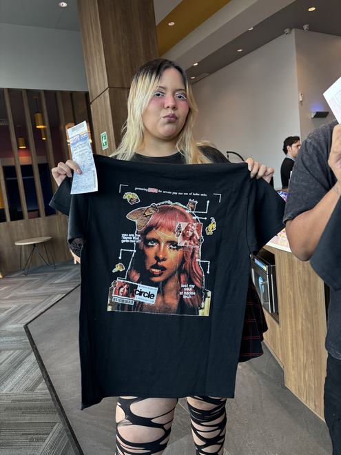 Cliente de Cuarto Piso con su playera