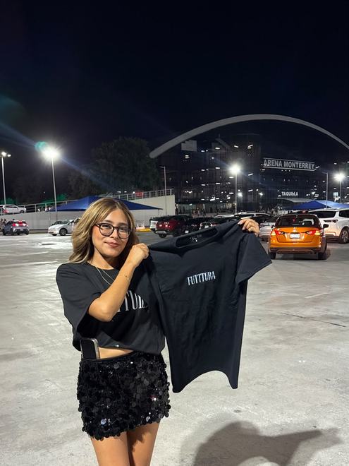Cliente con playera Futttura